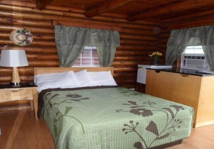 Seven Dwarfs & Cabins Lodge Lake George