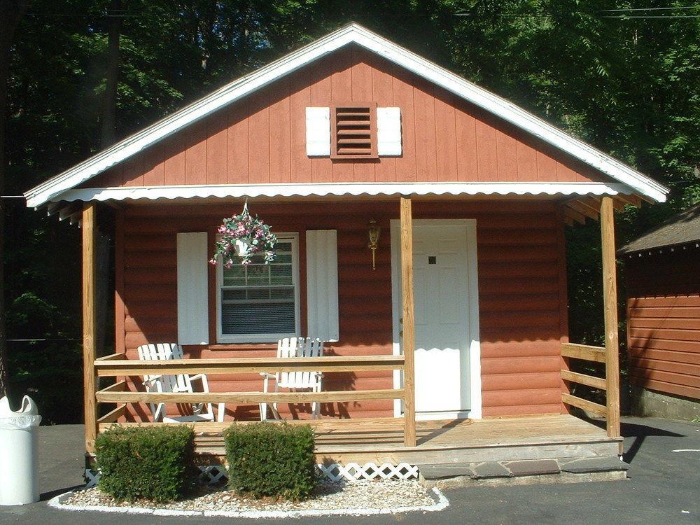 Seven Dwarfs & Cabins * Lake George
