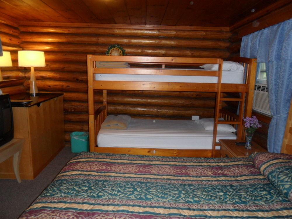 Seven Dwarfs & Cabins * Lake George