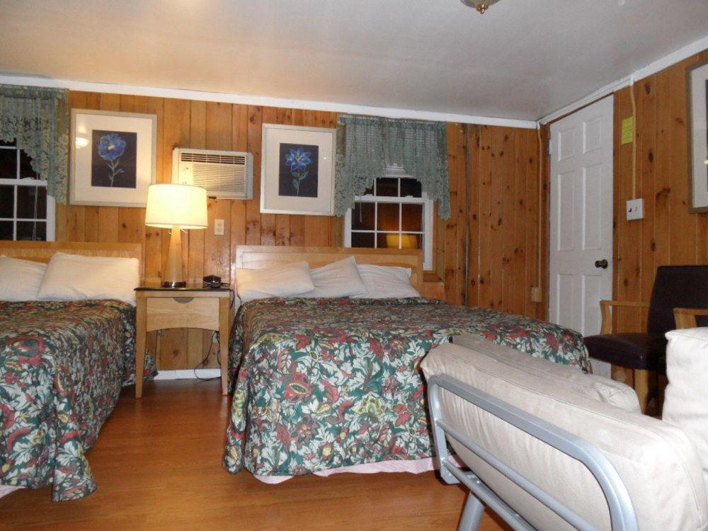 Seven Dwarfs & Cabins * Lake George