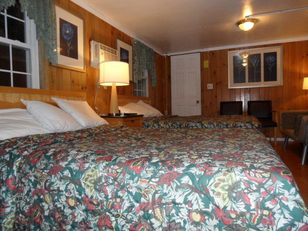 Seven Dwarfs & Cabins Lodge Lake George