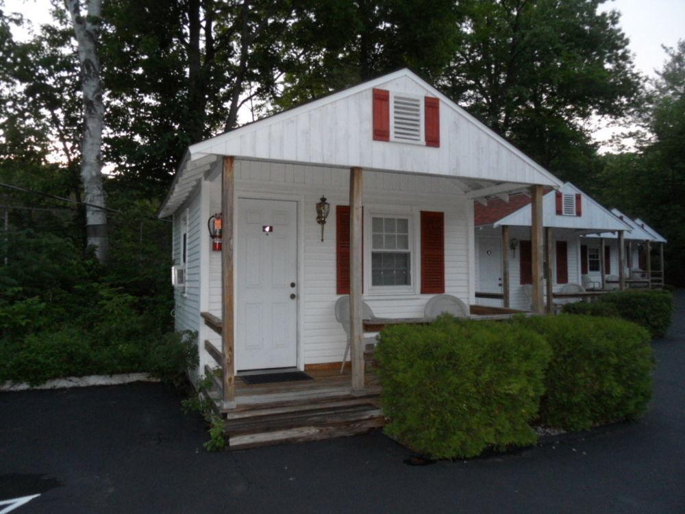 Seven Dwarfs & Cabins * Lake George