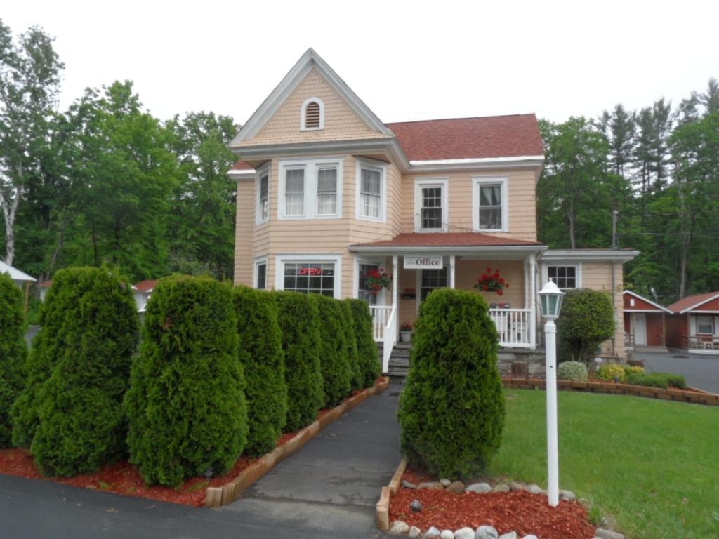 Seven Dwarfs & Cabins * Lake George