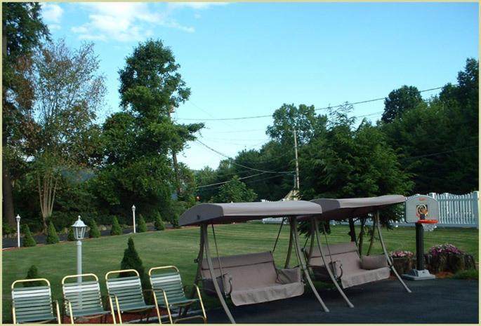 Seven Dwarfs & Cabins Lodge Lake George