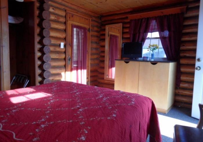 Seven Dwarfs & Cabins * Lake George
