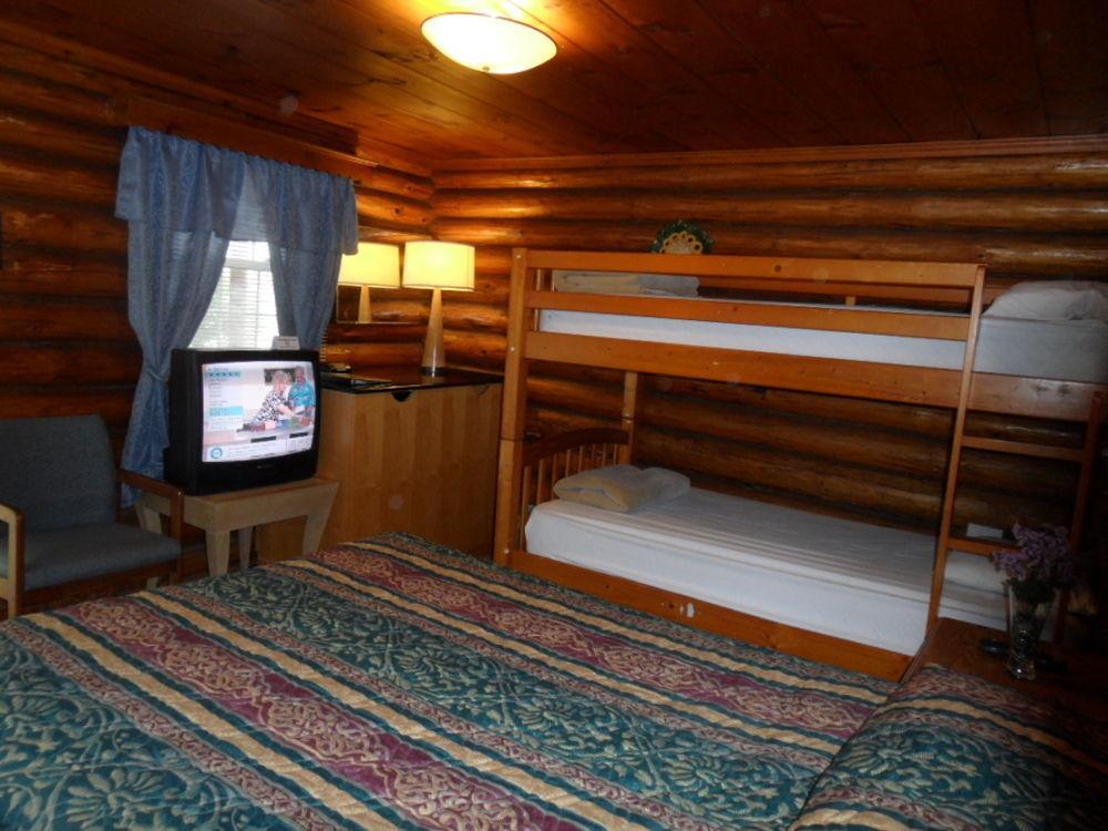 Seven Dwarfs & Cabins Lodge Lake George
