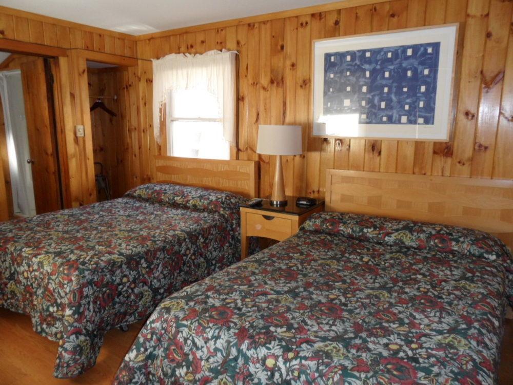 Seven Dwarfs & Cabins * Lake George