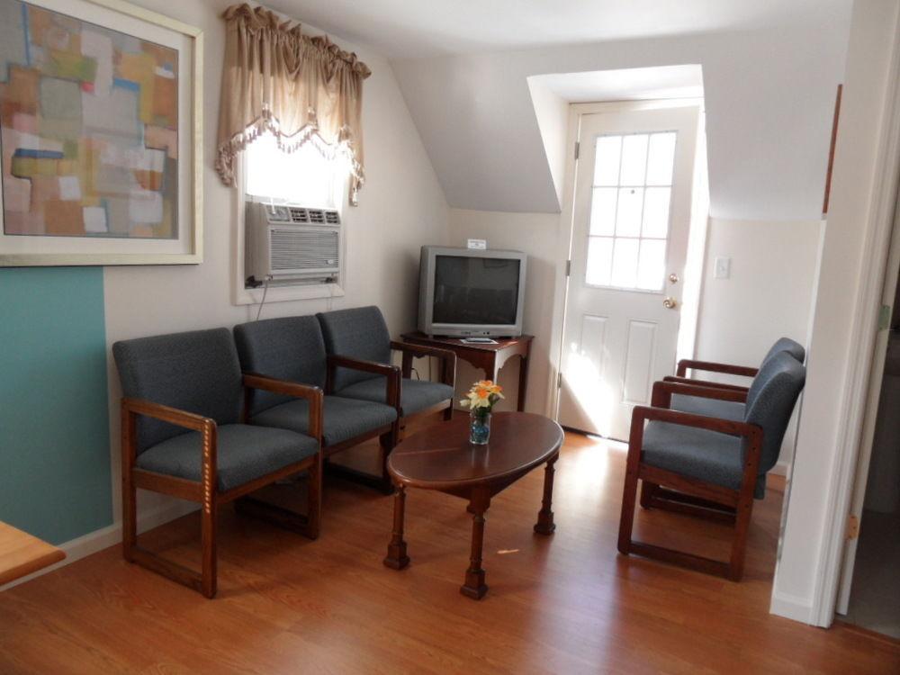 Seven Dwarfs & Cabins Lodge Lake George